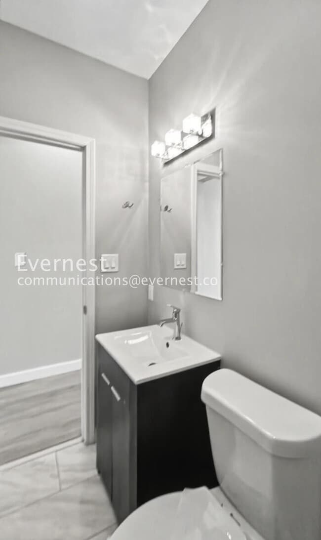 Building Photo - 4 Bed/3 Bath Home with In-Unit Laundry / Available Now!