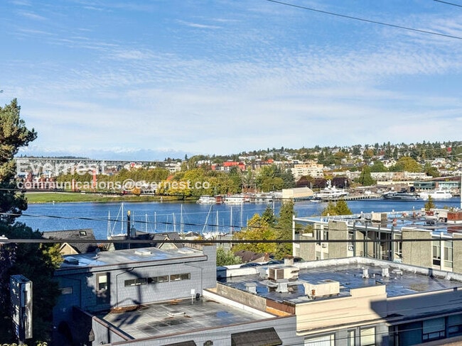 Building Photo - 2618 Eastlake Ave E