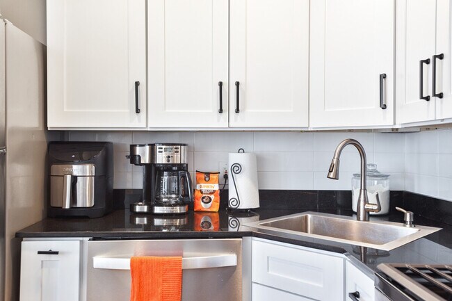 Building Photo - 2238 W Barry Ave