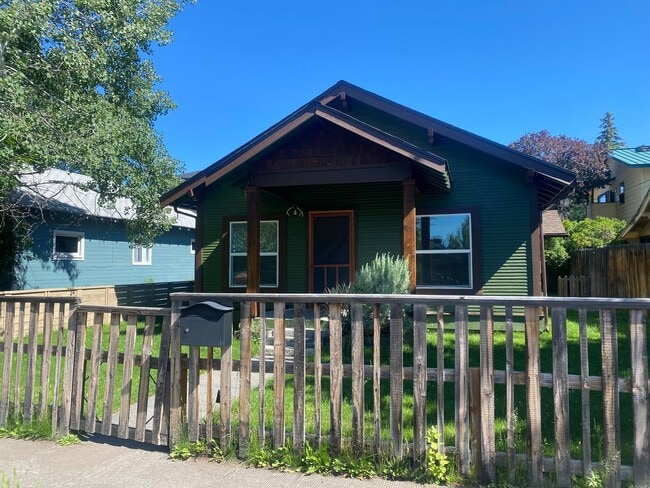 Building Photo - Adorable 3 bed/ 1 bath Home Desirably Loca...