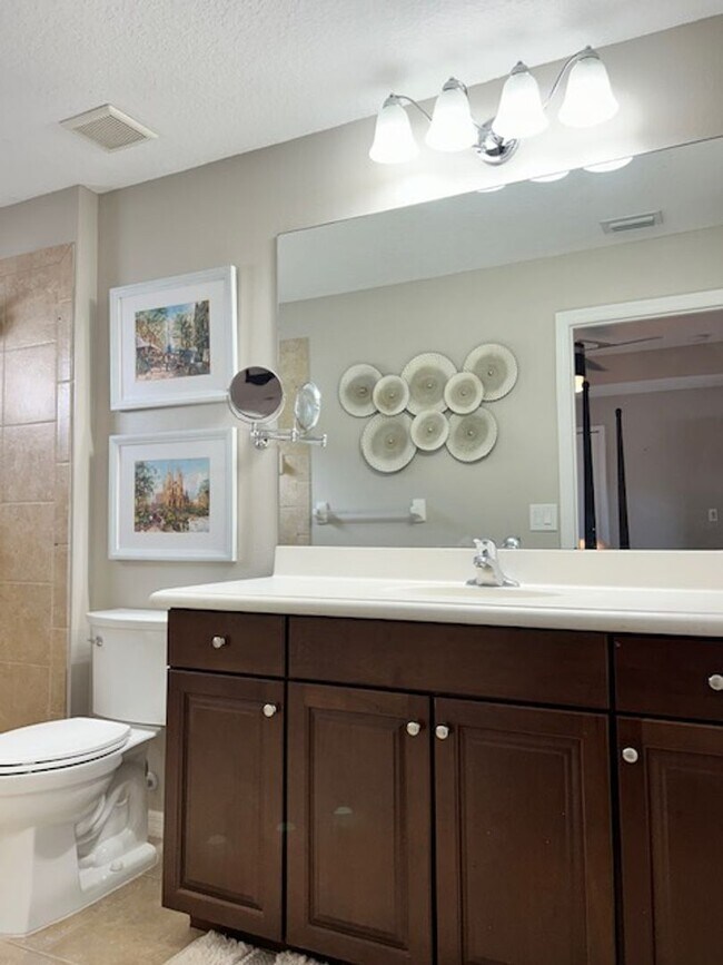 Building Photo - 2/2 UNFURNISHED - ADORABLE BUNGALOW- WITH GARAGE/GATED COMMUNITY