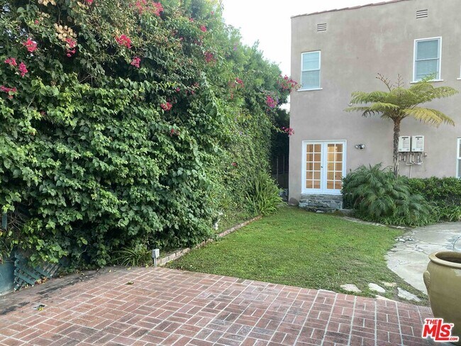 Building Photo - 994 Stearns Dr