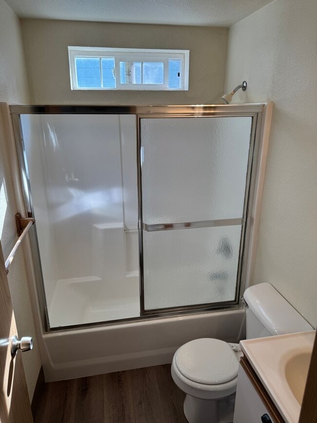 Building Photo - Freshly updated 3 bedroom 2 bathroom duple...