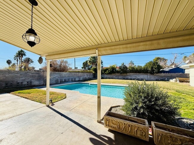 Building Photo - Classic McNeil Estates Ranch-style home-ALL UTILITIES, POOL AND LANDSCAPING INCLUDED WITH RENT!
