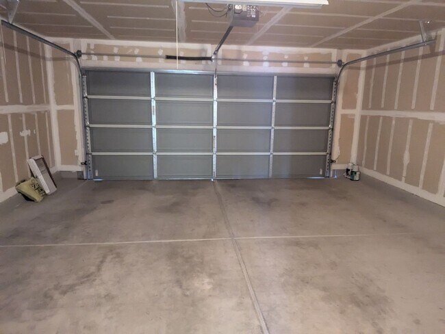 Building Photo - Northwest Beauty 3 Bedroom 3 Bath 2 Car garage