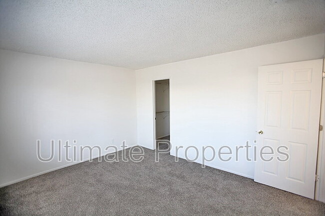 Building Photo - 5648 W Townley Ave