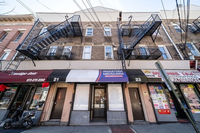 Primary Photo - 21R Monroe St