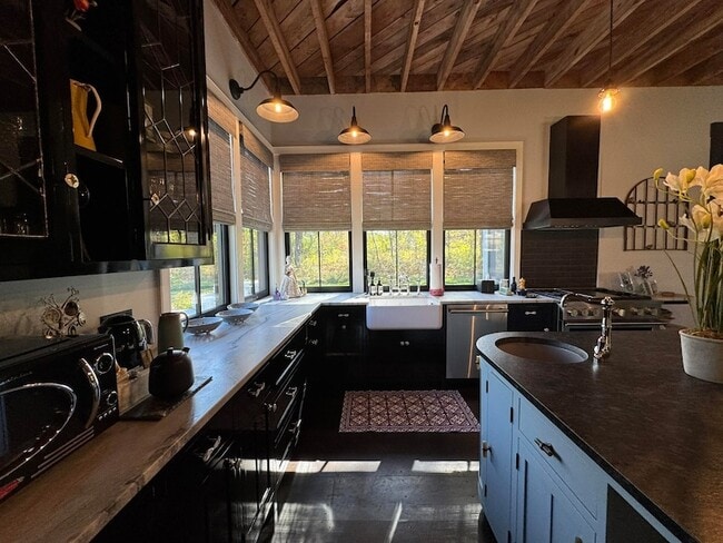 Building Photo - 57 Taconic Rd