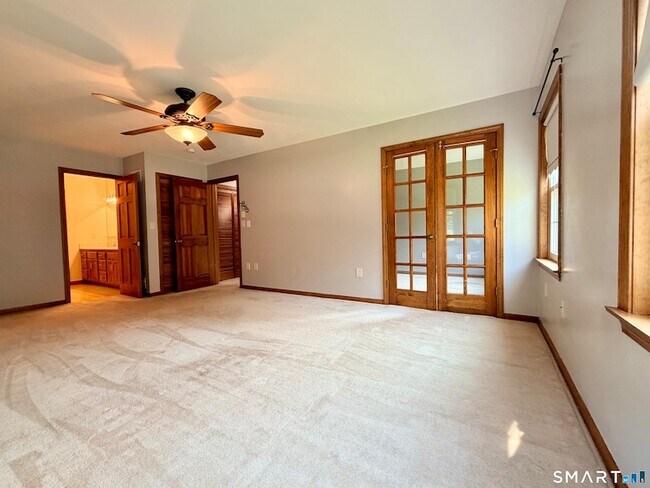 Building Photo - 22 Hyde Park Dr