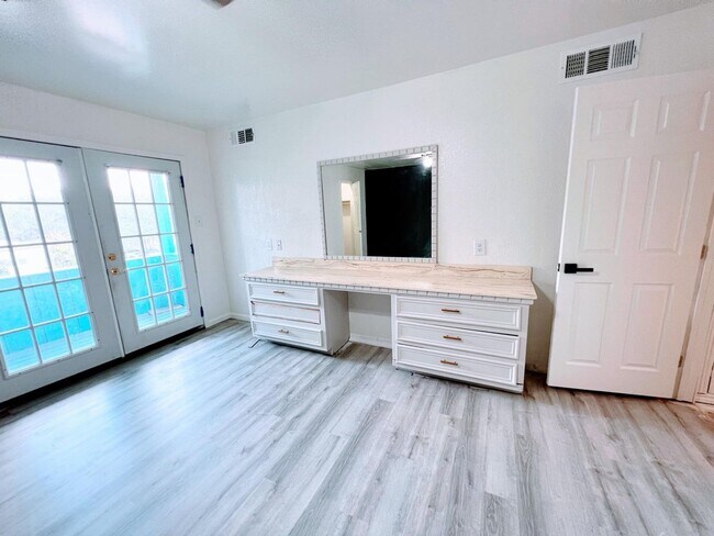 Building Photo - PRE-LEASING FOR FALL: Check out this Renov...