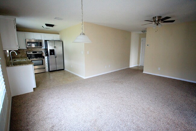Building Photo - 4 Lake Forest Pl