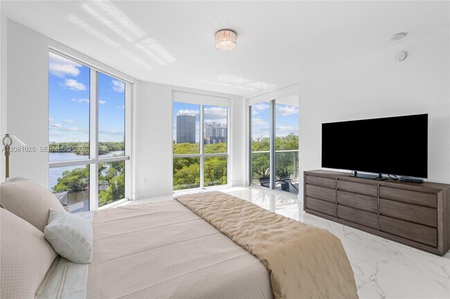 Building Photo - 17111 Biscayne Blvd