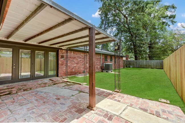 Building Photo - 1703 N Roberson St