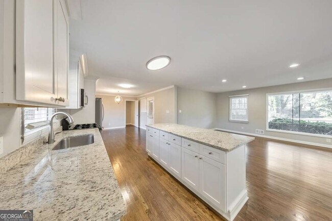 Building Photo - 909 Rosedale Dr