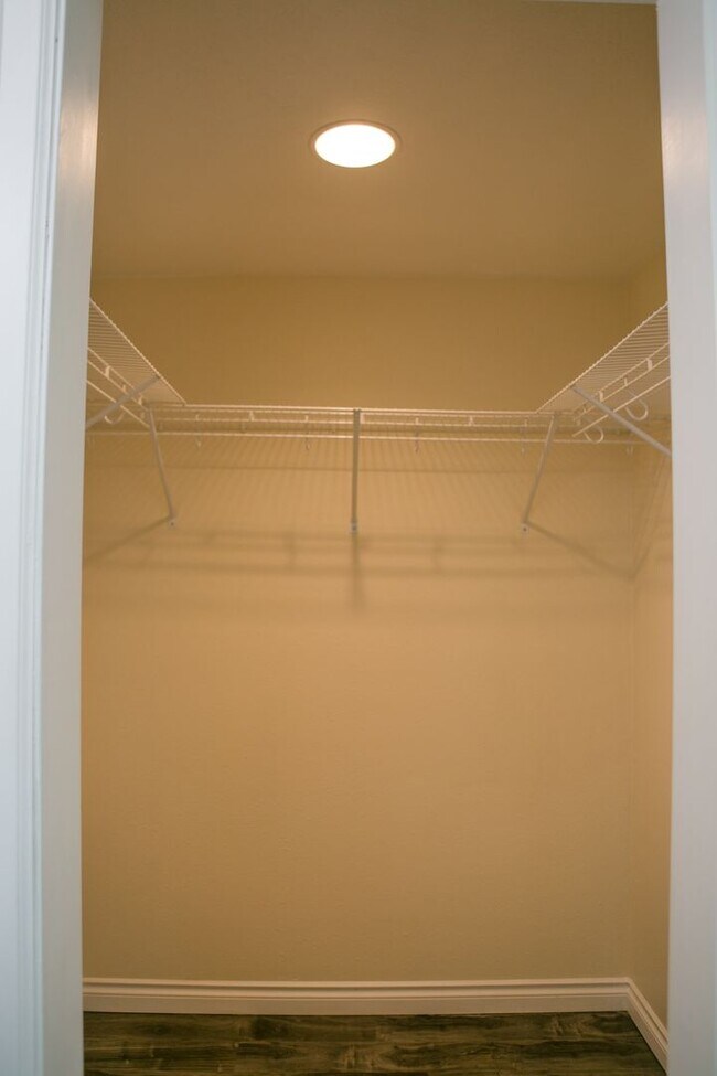 Building Photo - 4 bedroom 3 bath house for rent- Great location in Milwaukie, OR!