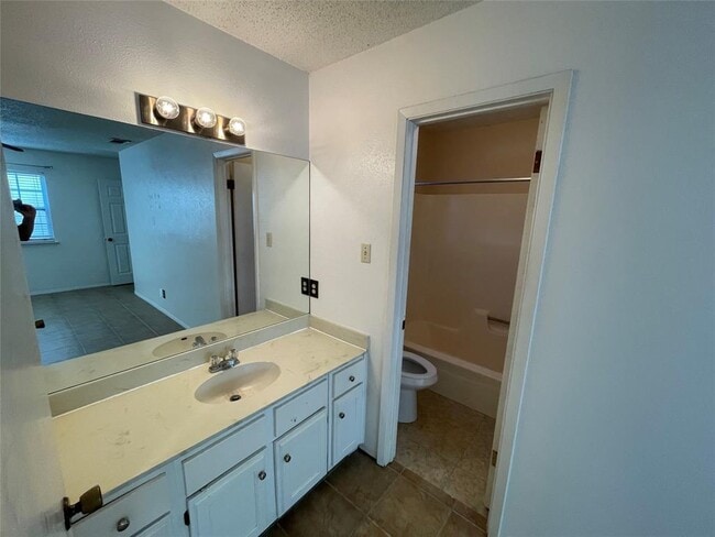 Building Photo - 12013 Swallow Dr