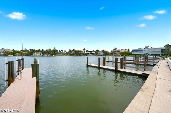 Building Photo - 333 Harbour Dr