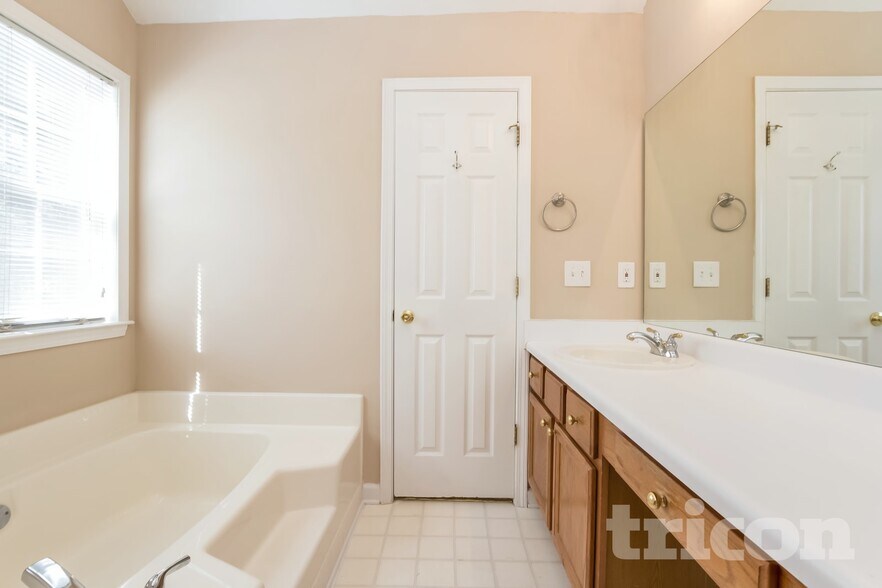 Building Photo - 4900 Tahoe Ct