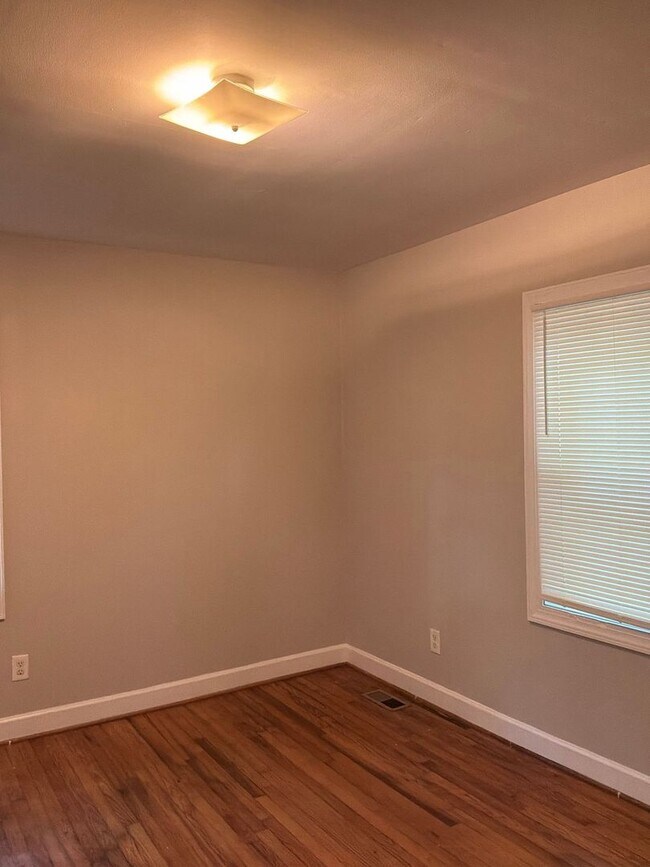 Building Photo - 803 Circle View Dr