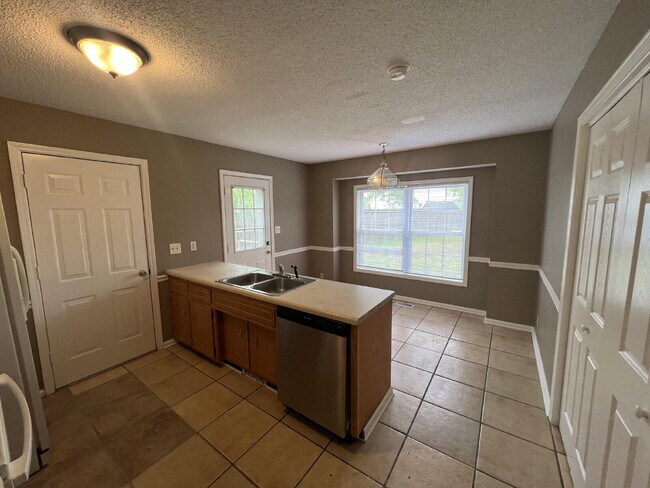 Building Photo - 345 Broadmore Dr