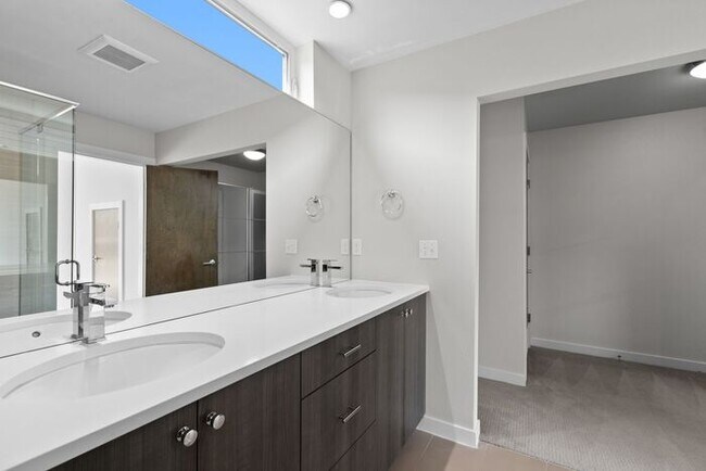 Building Photo - Trendy West Seattle Townhome w/Air Conditi...