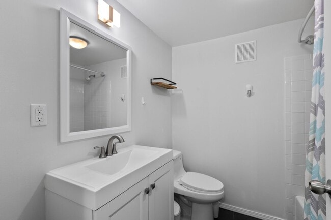 Building Photo - 4Bd/2Ba Seattle Home