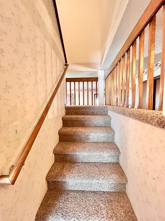 Building Photo - Spacious 4 bed/ 3 bath Two Story Home with Finished Basement - Lawn and Garden Care Included, New...