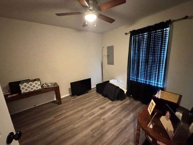 Building Photo - 557 Parkhill Cir