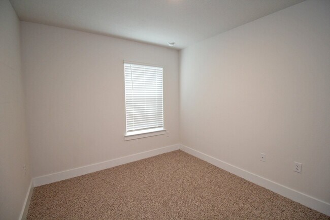 Building Photo - Don’t Miss This 3BR Townhome in North Pensacola — Garage, Modern Finishes, Community Pool & Easy ...