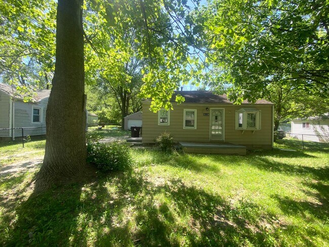 Primary Photo - Charming 2 Bedroom, 1 Bathroom Home in Peo...