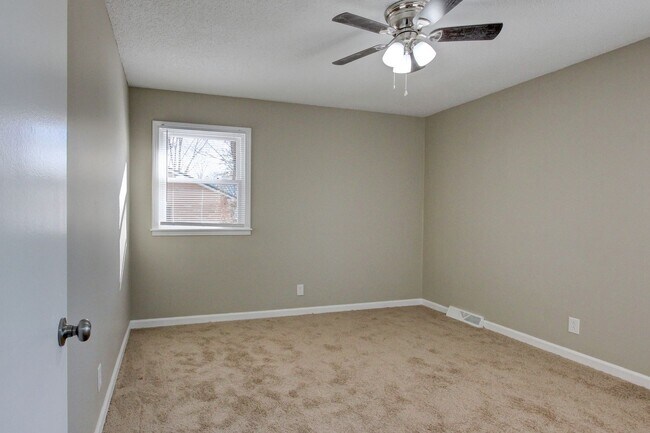 Building Photo - Three Bedroom Home Close to Ft. Campbell
