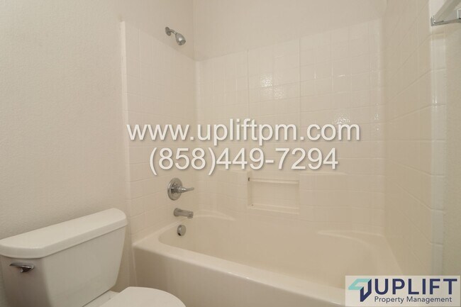 Building Photo - 4 bedroom 2.5 bathroom home in Chula Vista...