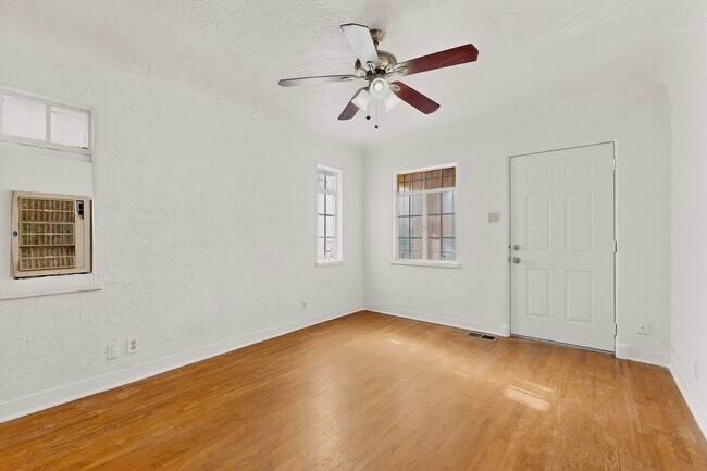 Building Photo - 116 Columbia Dr SE