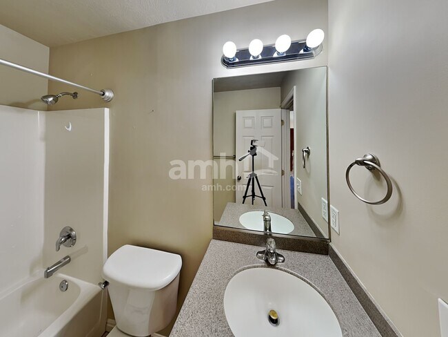 Building Photo - 156 W Rory Ln