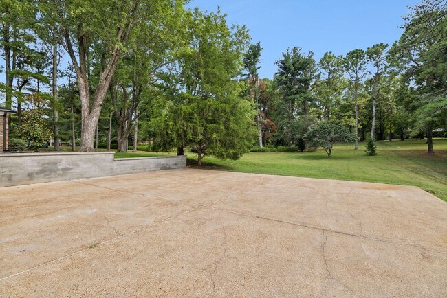 Building Photo - Completely renovated ranch 4BR/4BA ranch h...