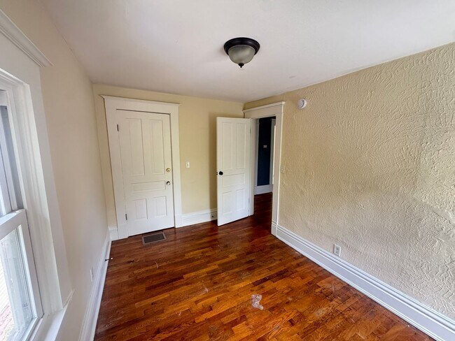 Building Photo - Large 4 Bedroom home!