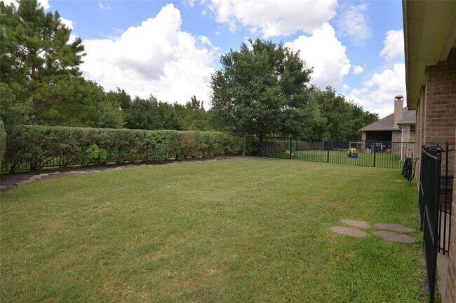 Building Photo - 18918 Cove Pointe Dr