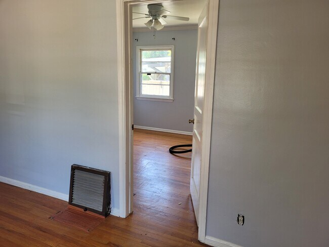 entrance to bedroom - 902 Patterson Ave