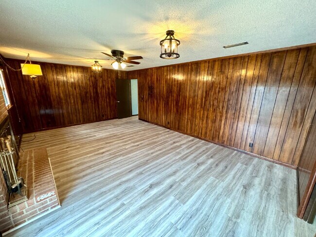 Building Photo - 3207 Cromwell Dr
