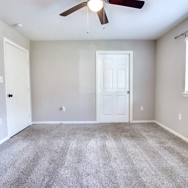 Building Photo - 1520 Sunnybrook Dr