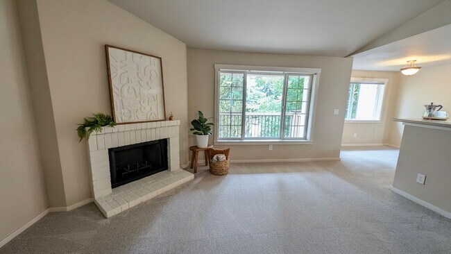 Building Photo - Spacious 2 Bedroom Condo in Gated Community with Pool