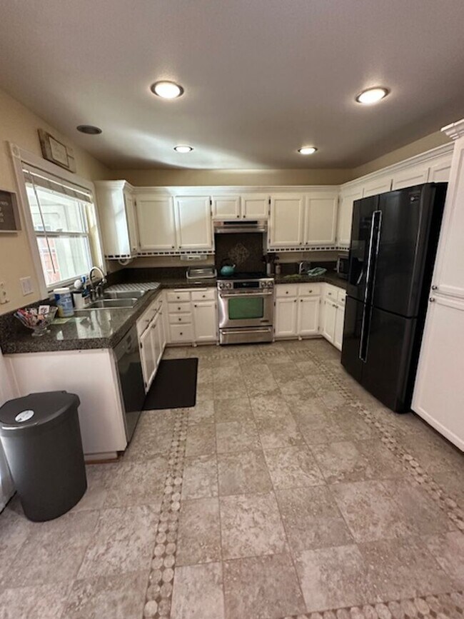 Building Photo - 9507 Lazy Creek Dr