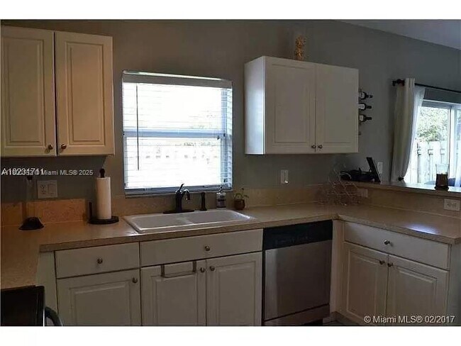 Building Photo - 2402 NE 41st Pl