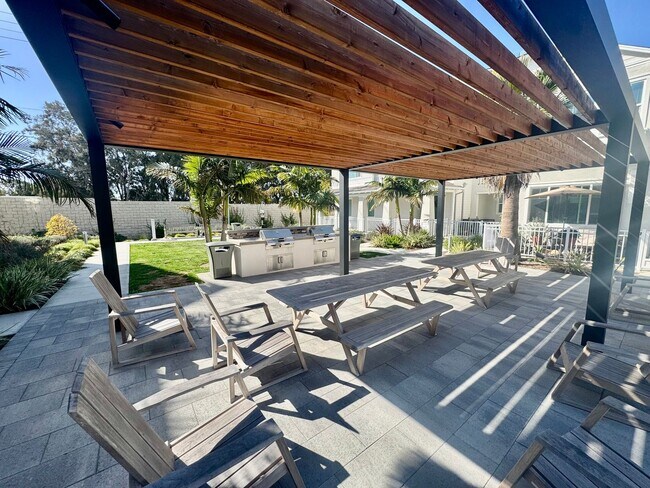 Building Photo - Gorgeous Newly Constructed Townhome