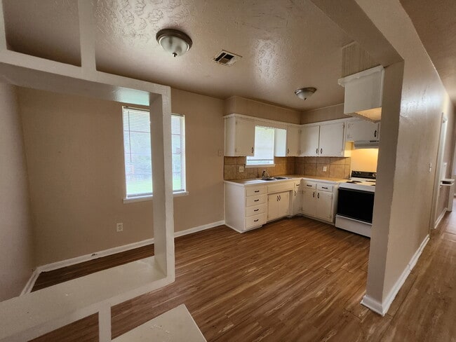 Building Photo - 729 Hedge Dr