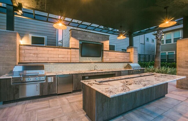 Building Photo - 8647 Cedardale Park Dr