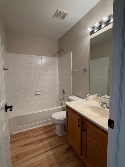Bath - Master - 103 Capella Ct