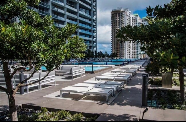 Building Photo - 485 Brickell Ave