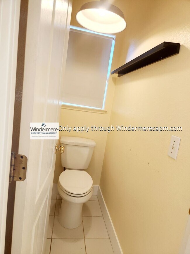 Building Photo - Bright 3 bedroom, 2 bath in Gated Community of Bentley Square!