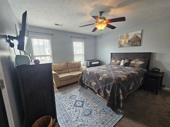 Building Photo - Two-Story Home Located in Lexington Planta...